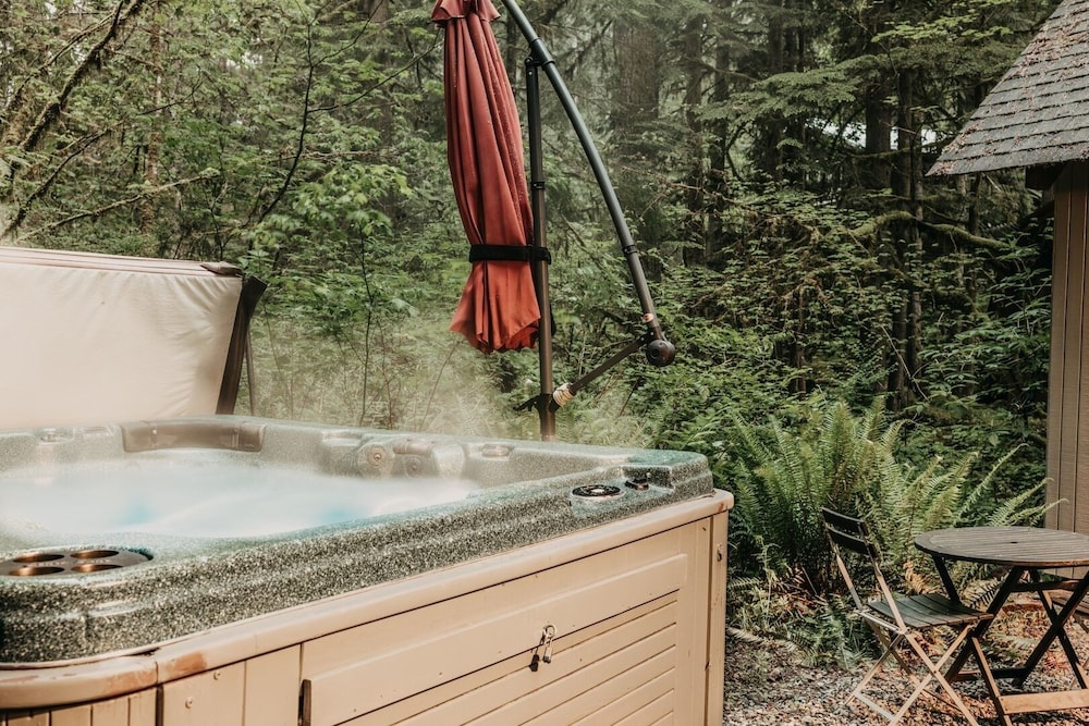 98sl - Hot Tub - Bbq - Pets Ok - Wifi - Sleeps 6 2 Bedroom Home by RedAwning