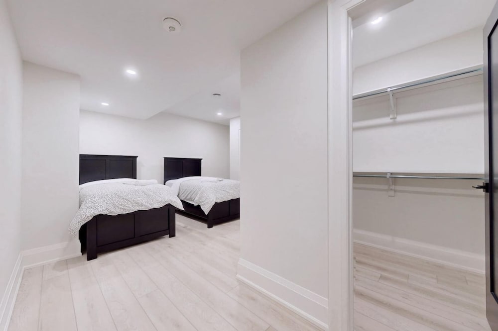 Lucky Mansion Luxury Villa in Fort Erie