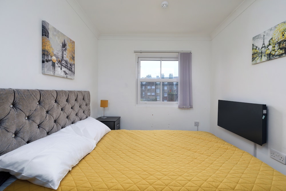 2 Bed Flat - Sleeps 4 - Wifi view 4