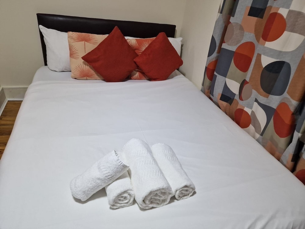 Deluxe 1-bed Apartment in Greenford view 5