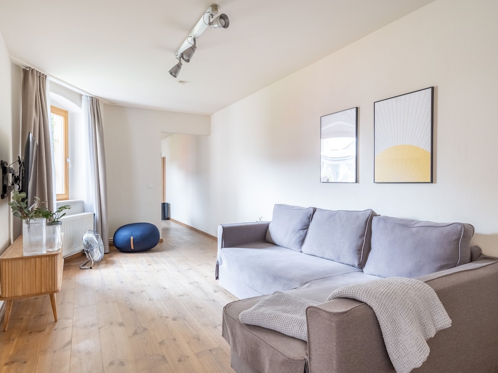 Schoenhouse Avenue by Limehome