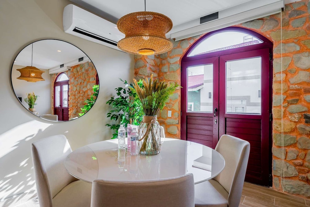 w Beautiful 2BR w Balcony in Casco Viejo