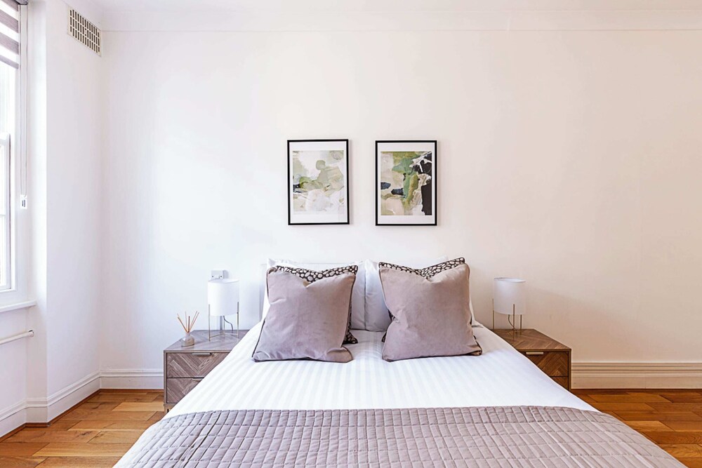 Modern 2 Bedroom Flat Near Queensway