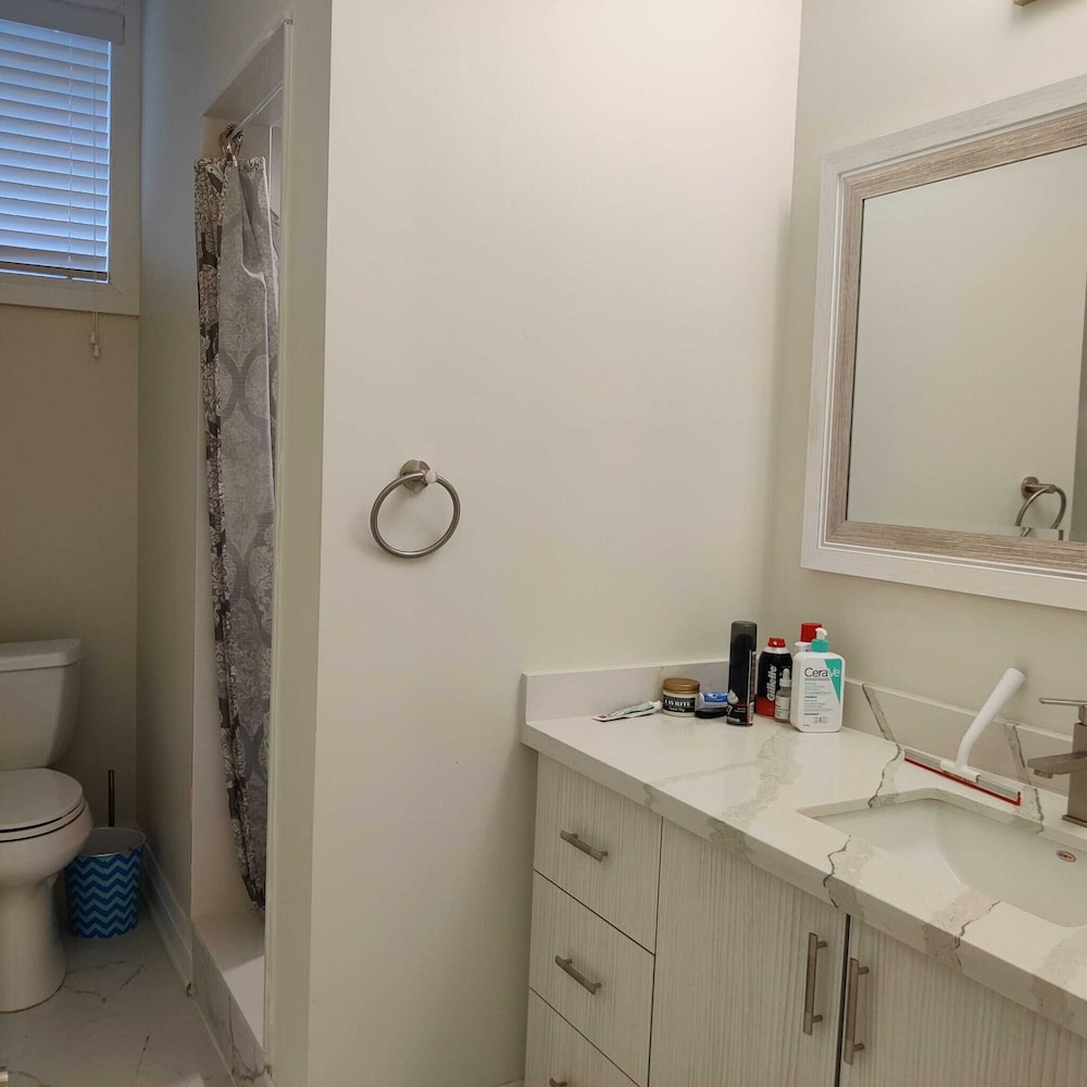 Brand New Walk Out Bsmt Apt Near Beach