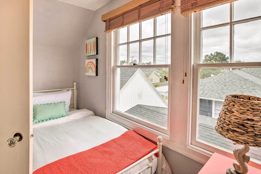 Seaside Cottage With Hot Tub: Walk to the Beaches! view 2