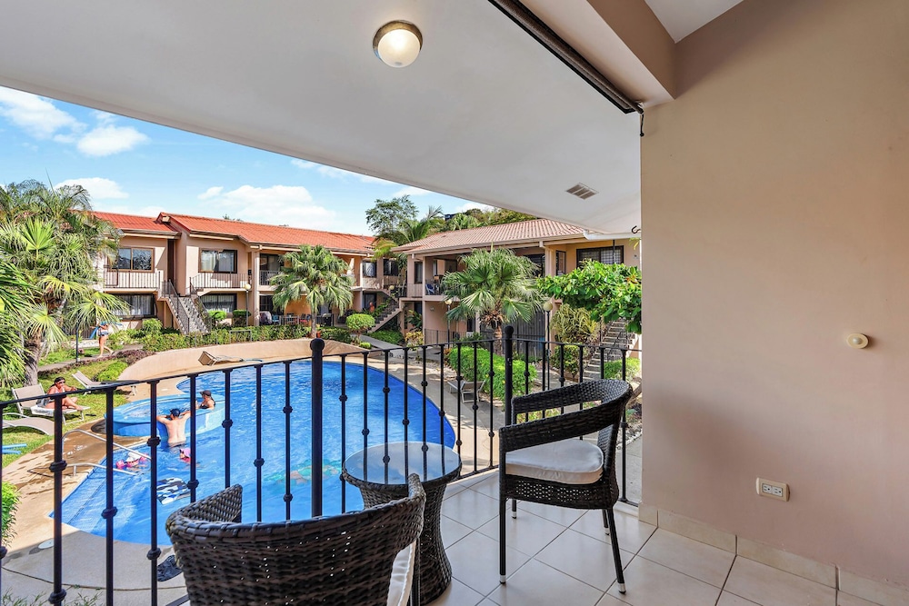 2-BD Condo with Pool, Walk to Beach
