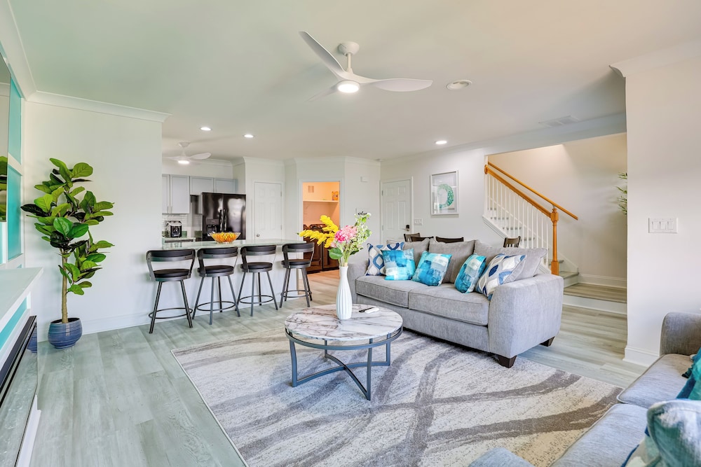 Walk to Ocean: Carolina Beach Condo w/ 2 Balconies