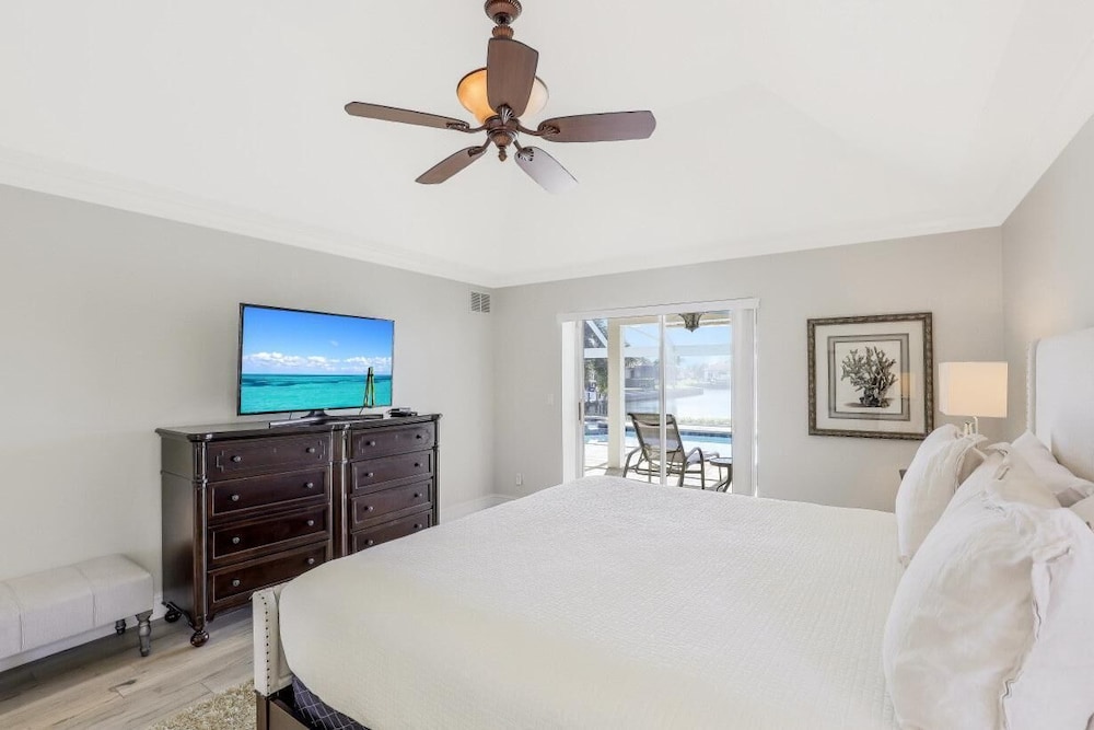 Waterfront Home With Spectacular View, Pool and spa view 2