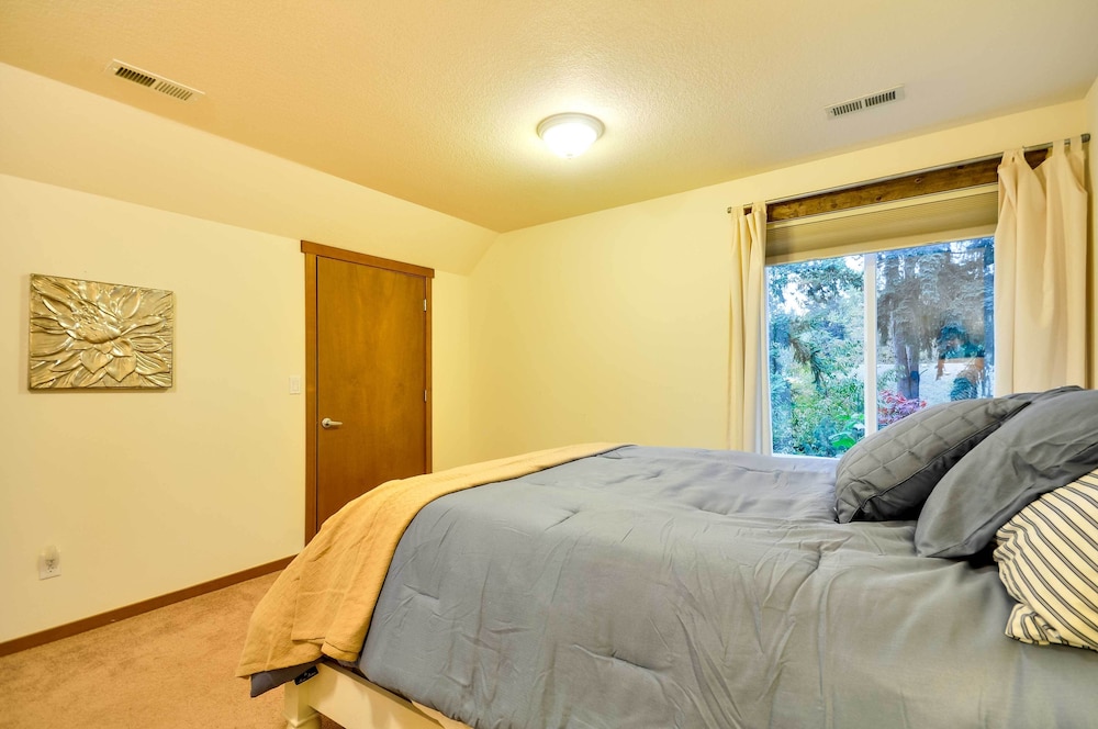 Dog-friendly Milwaukie Home: 9 Mi to Dtwn Portland view 3