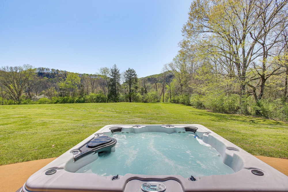 Spacious Group Getaway Near Cumberland River!