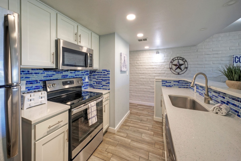 Tropical Haven by Avantstay 4min Walk to Beach Pool Remodeled Interior