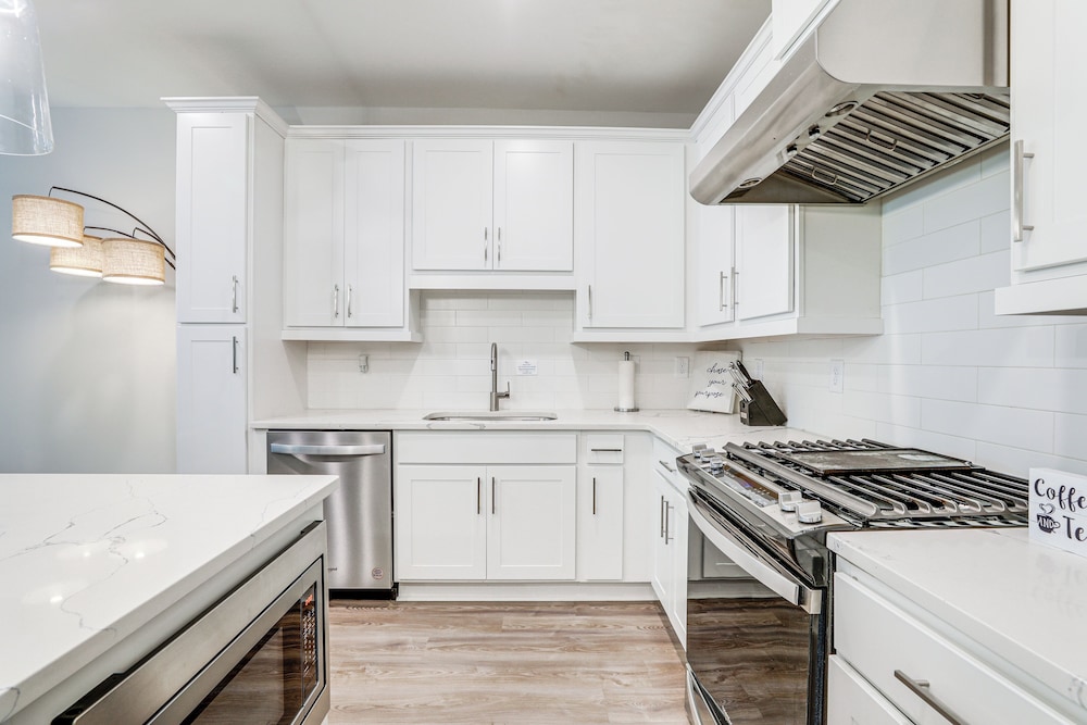 7 Mi to Dtwn: Sleek Retreat in Atlanta!