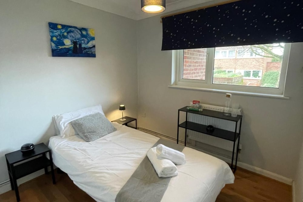 3 Bed House - Sleeps 5 - Garden - Parking - Wifi