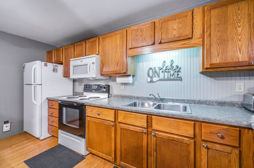 Clear Lake Vacation Rental: Walk to City Beach!