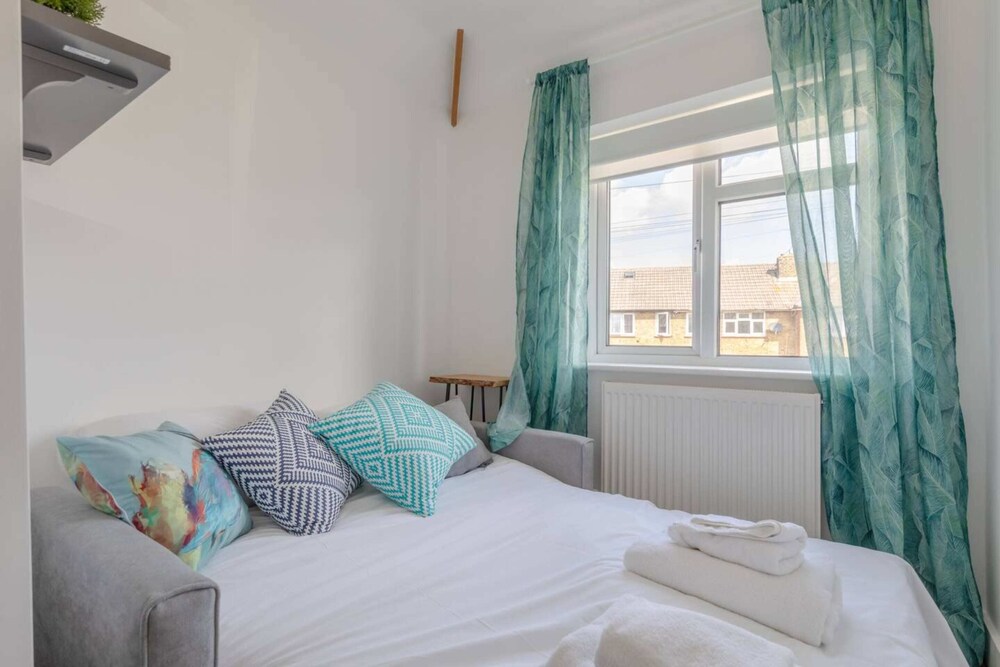 Modern & Spacious 3BD House - Canning Town