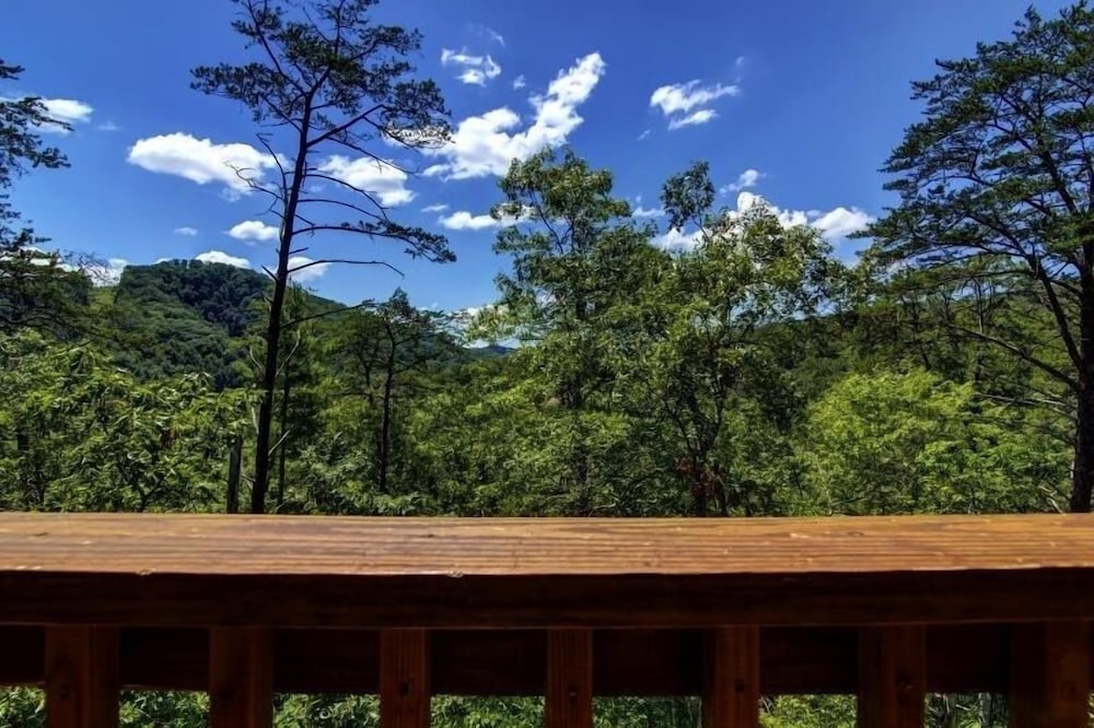 Sundance - 2 Bedrooms, 2 Baths, Sleeps 8 Home by RedAwning