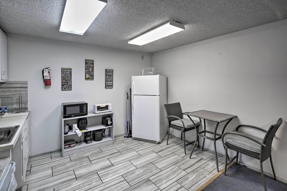 Apartment ~ 12 Mi From Hualapai Mountain Park