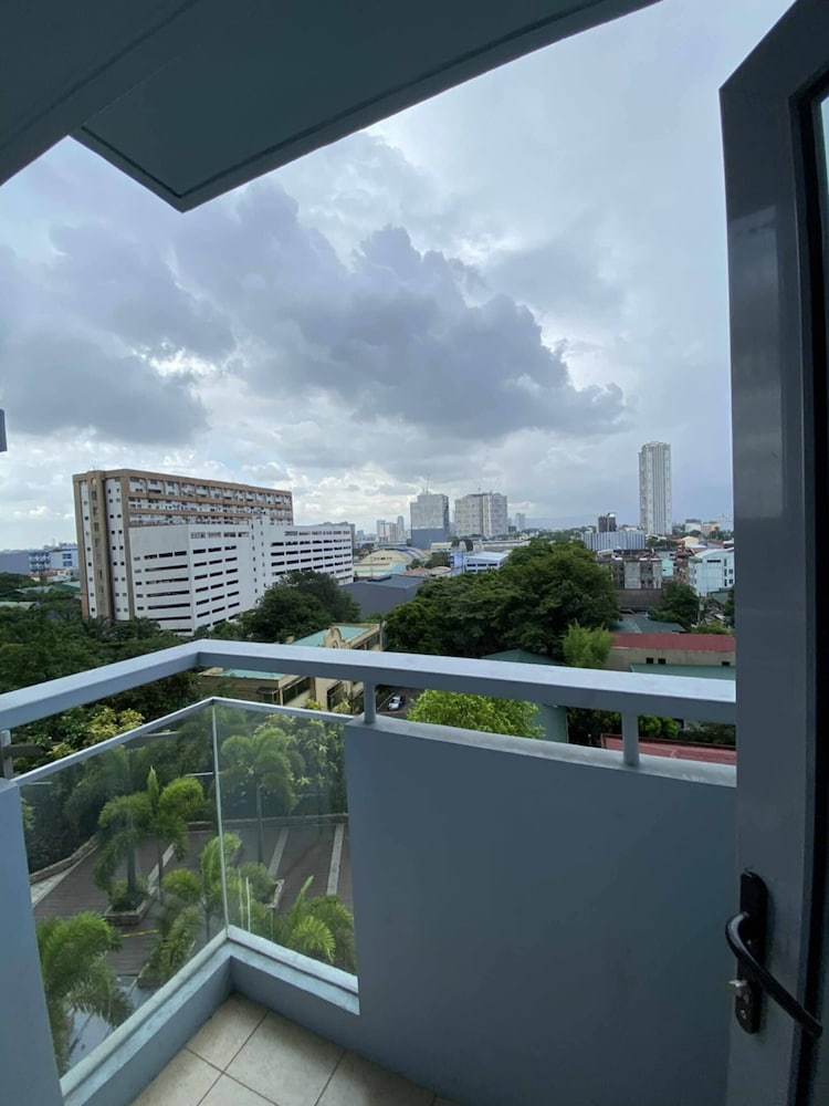 Modern & Spacious 2BR 68 sqm Condo in Manhattan Heights Pool View