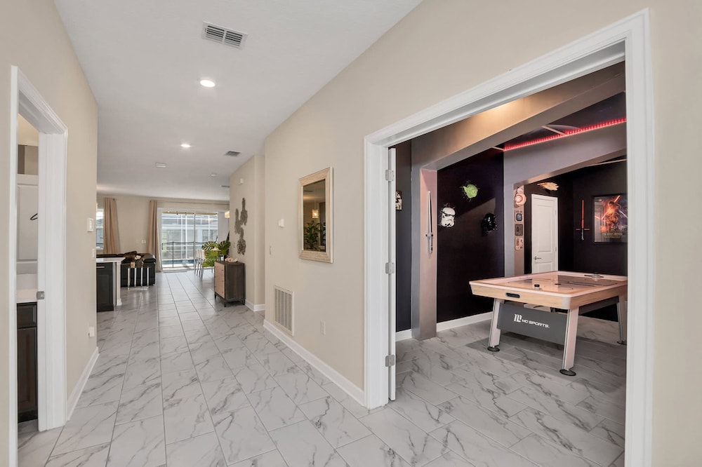Spacious 8BR Villa Poolside Luxury Fun for 20
