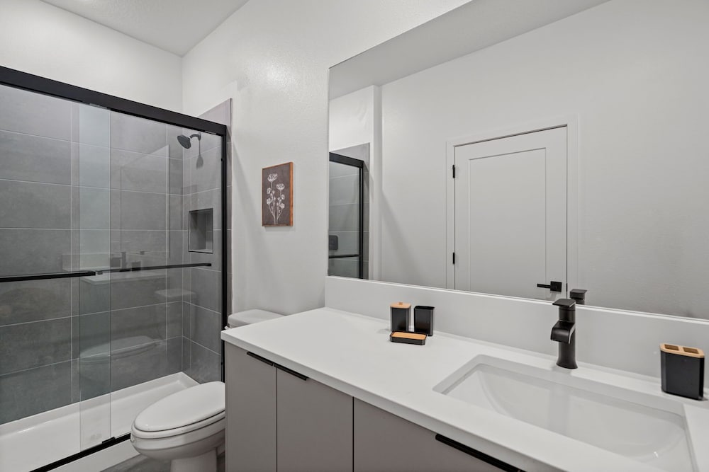 Stylish Home 15 Min to Magic