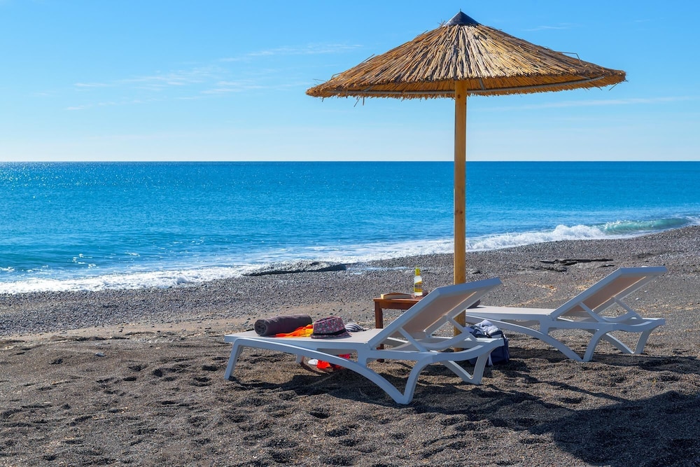 Gennadi Serenity House -beachfront Villa