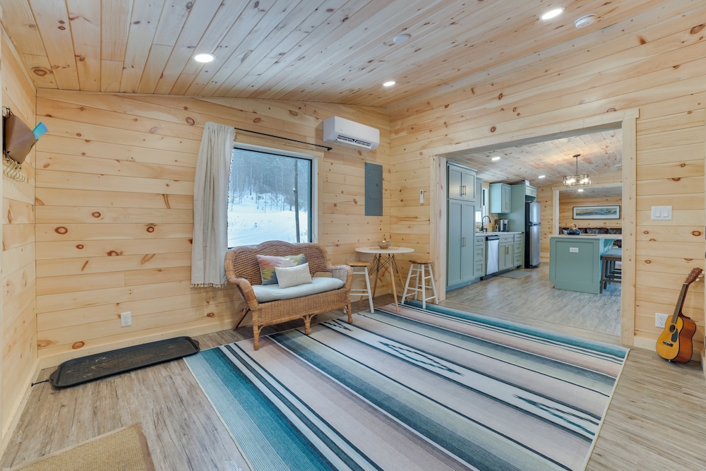 8 Mi to Sleeping Bear Dunes: Creekside Cabin