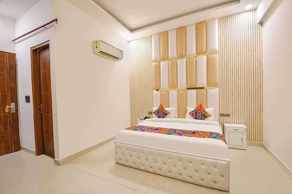 Fabhotel The Grand Paradise
