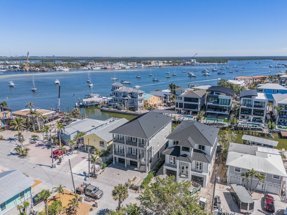 260 Coastal Luxe Retreat: 5bd/4.5ba, Pool & Spa, Water Views 5 Bedroom Home