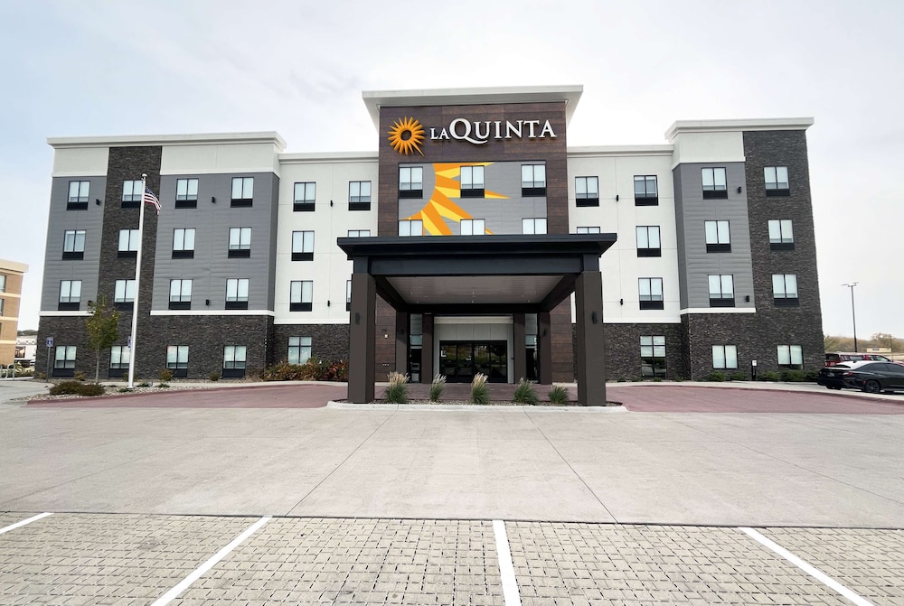 Hotel La Quinta Inn & Suites by Wyndham Coralville Iowa City - Image 1
