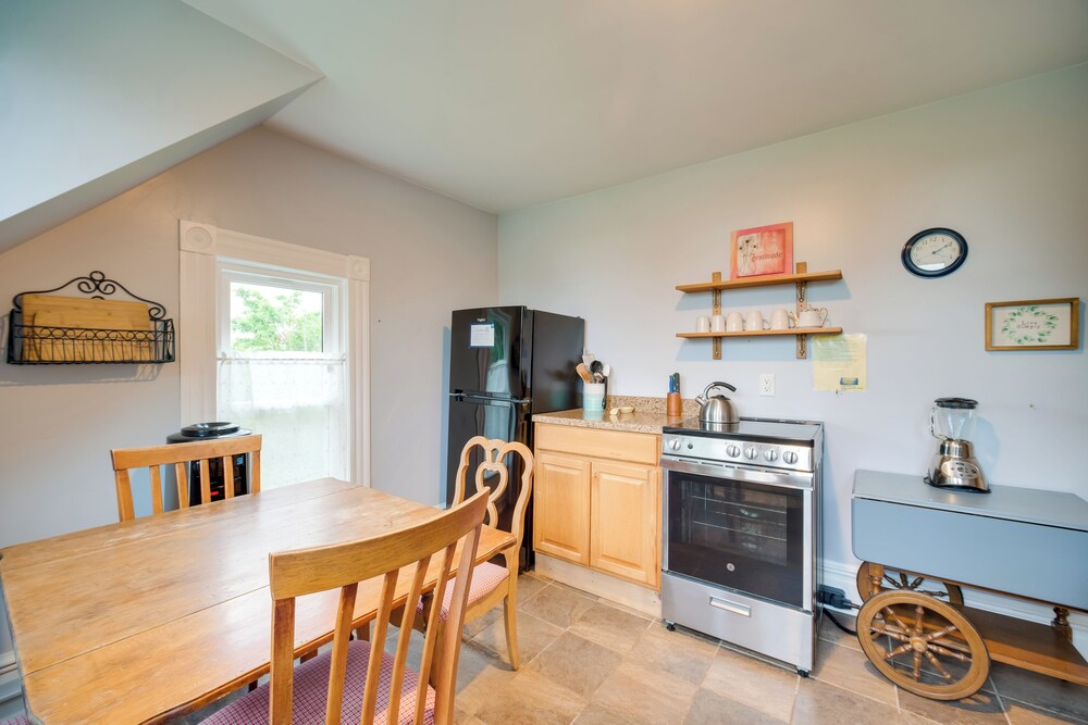 2 Mi to Chardon Square: Spacious Farmhouse