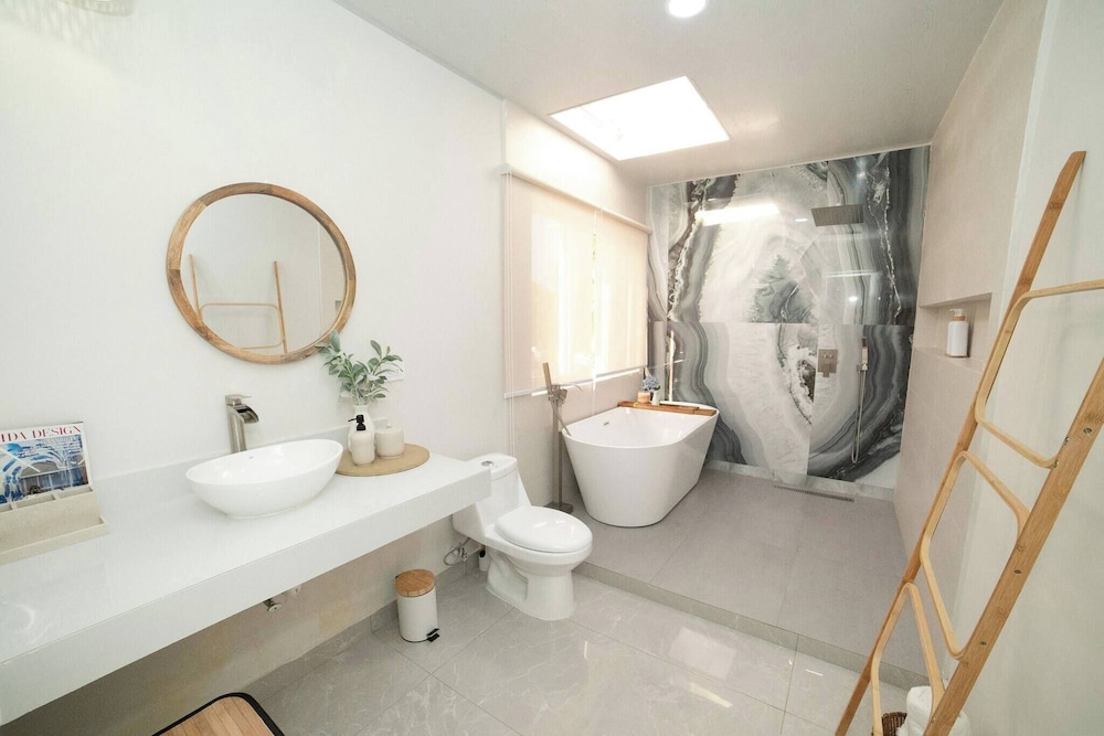 Elegant Chalet 2 Minutes From the Beach Ideal Families