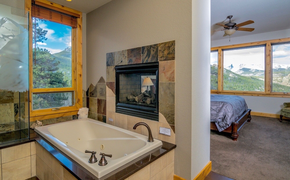 Serenity Luxury Vacation At Windcliff 3 Bedroom Home by RedAwning view 3