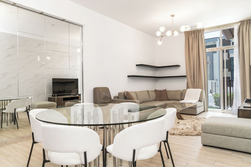 Cozy Chic 2BR - Pool Gym Access - JVC