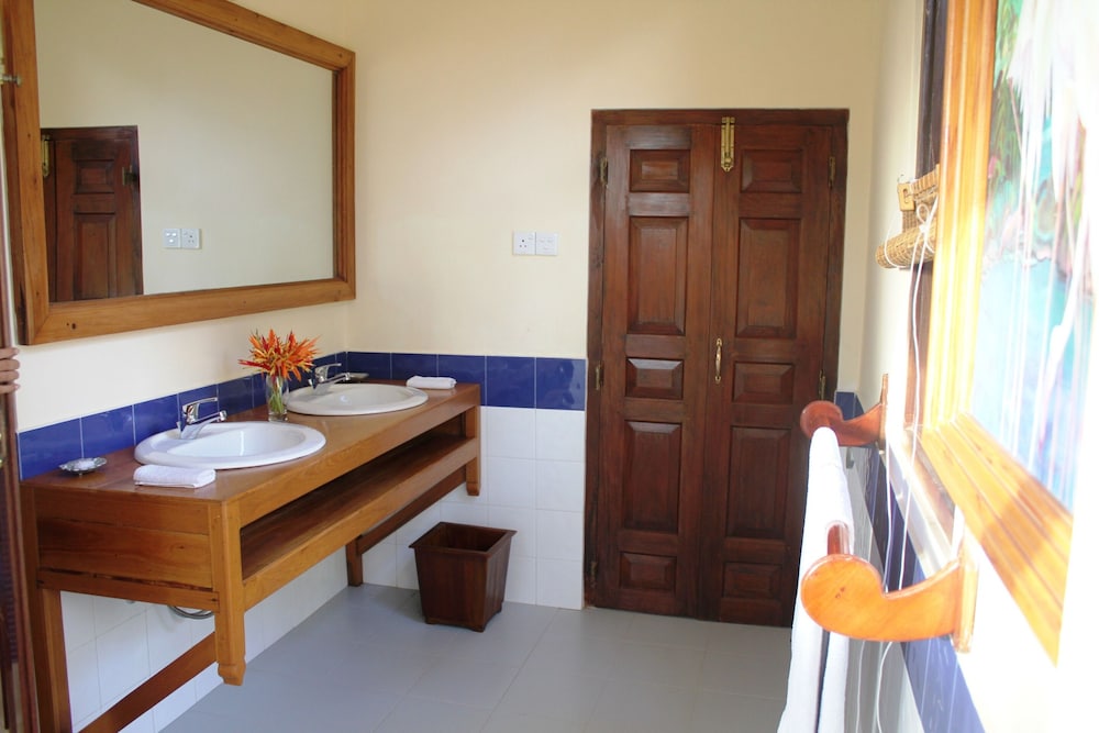 Peacock Point - Whole Villa 2 Bedroom (Sleeps 4) view 5