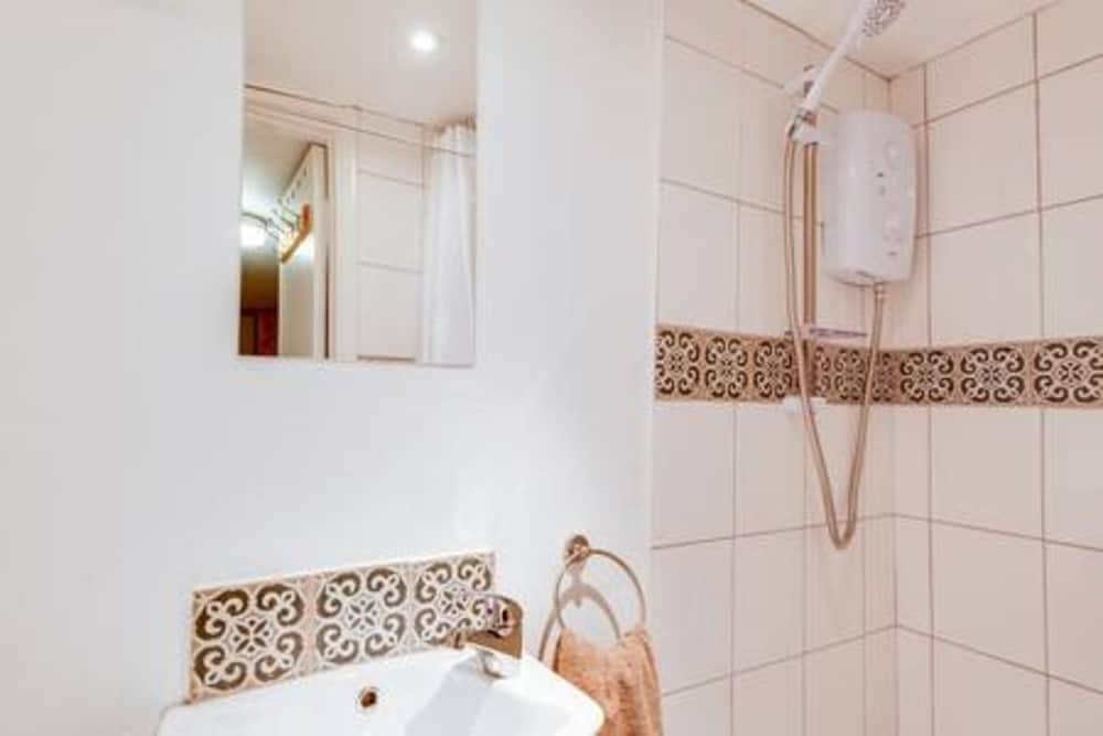 Basement Studio in Summertown With Kitchenette