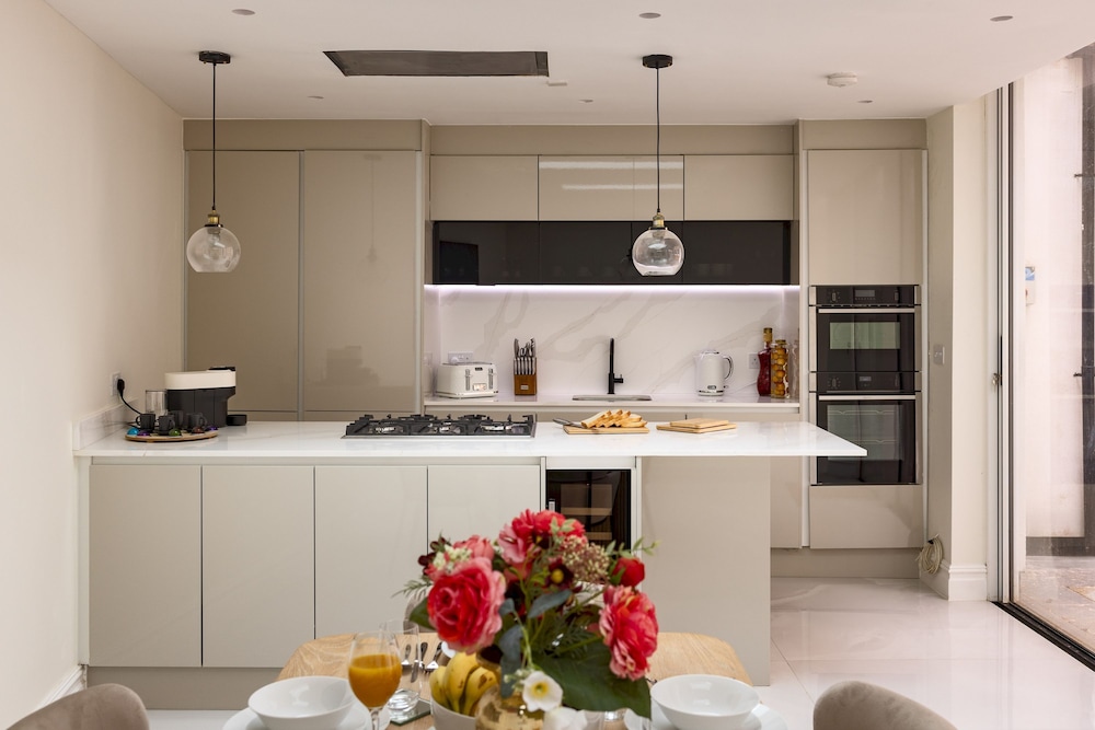 3-bdr Stunning LUX Villa Parking Central London
