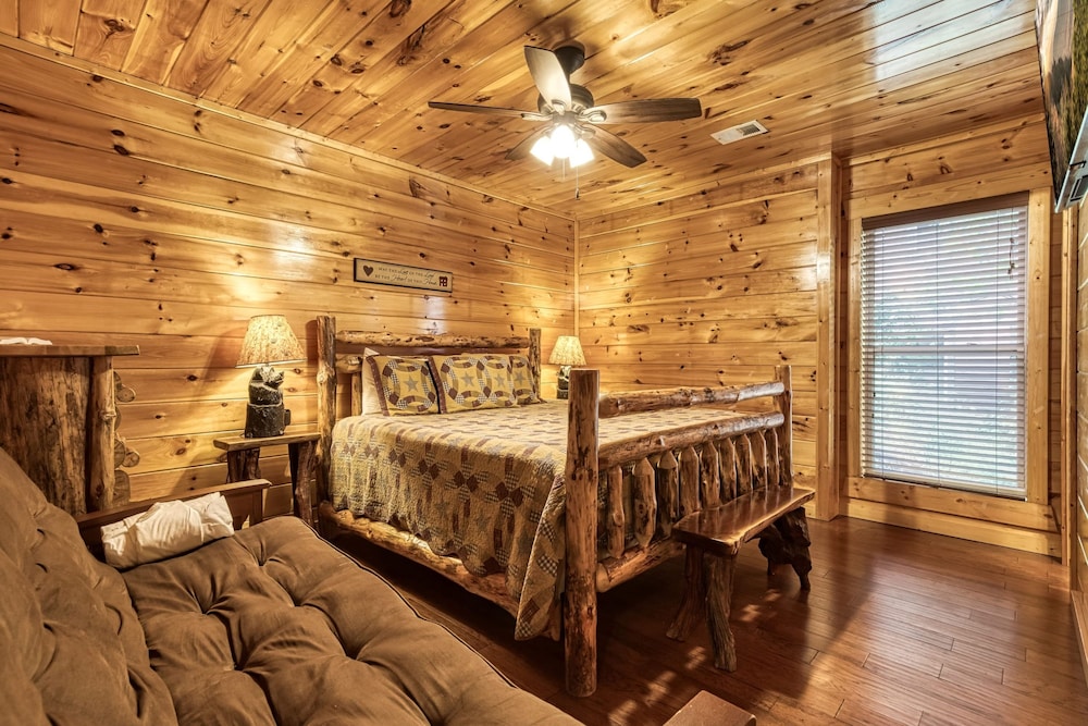 Grand View Lodge Panoramic Views Hot Tubs Game Room Theater Sleeps 56 Guests