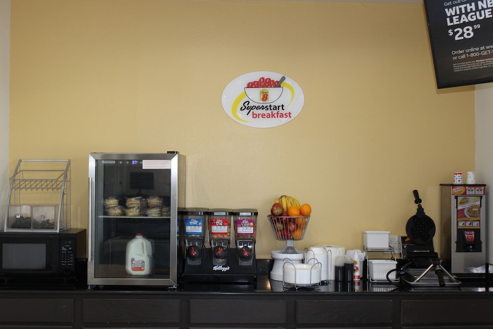 San Antonio Vacations - Super 8 by Wyndham Kenedy - Property Image 27