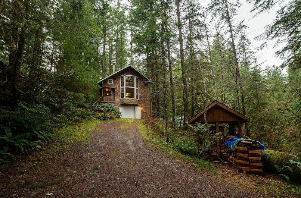 25sl - Hot Tub - Bbq - Pets Ok - Wifi - Sleeps 6 1 Bedroom Home by RedAwning