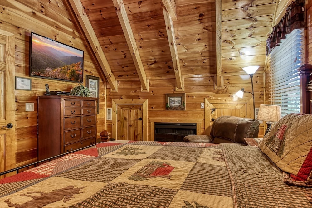 Majestic Mountain View - Great Location! - Convenient To Everything! 2 Bedroom Cabin by RedAwning view 4