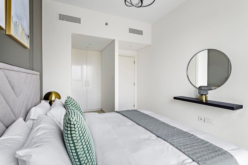 Silkhaus Modern Chic in New Tower Pool Gym