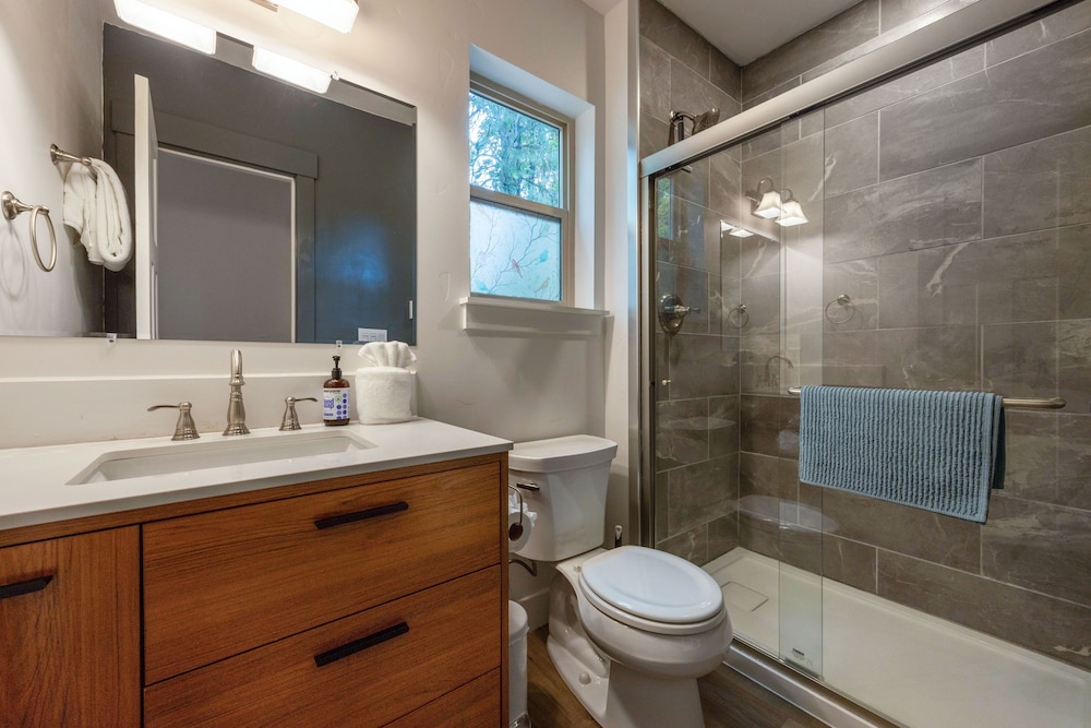 Evergreen Retreat B 30 Night Minimum 1 Bedroom Apts
