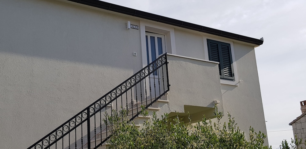 Hotel Salsa Brac - Image 1