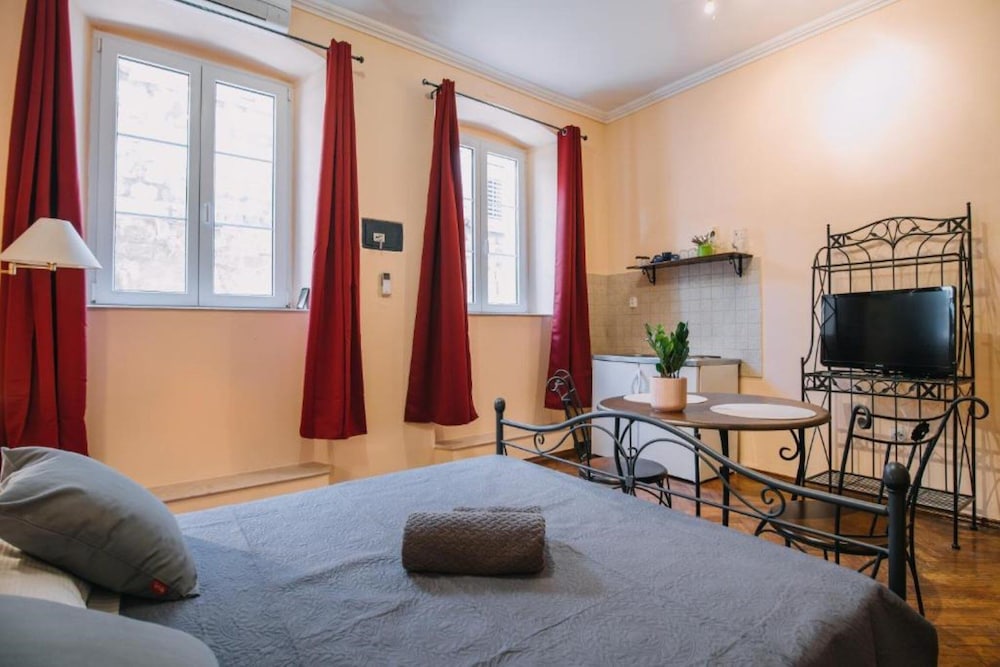 Amoret Apartments