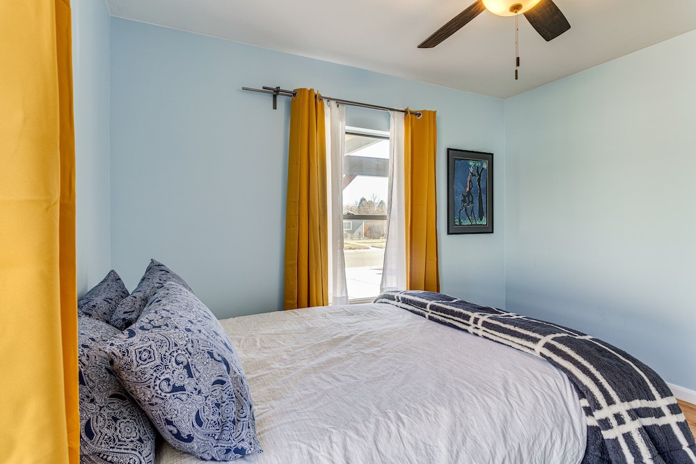 7 Mi to Denver: Inviting Aurora Home w/ Yard!