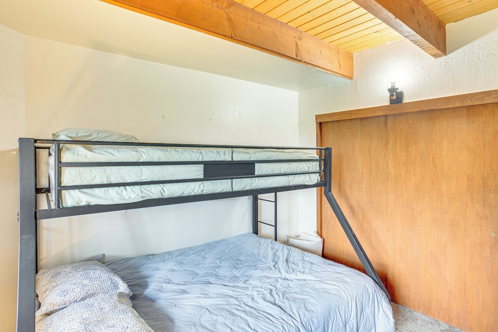 3 Mi to Lake Arrowhead Village: Pine-view Home!