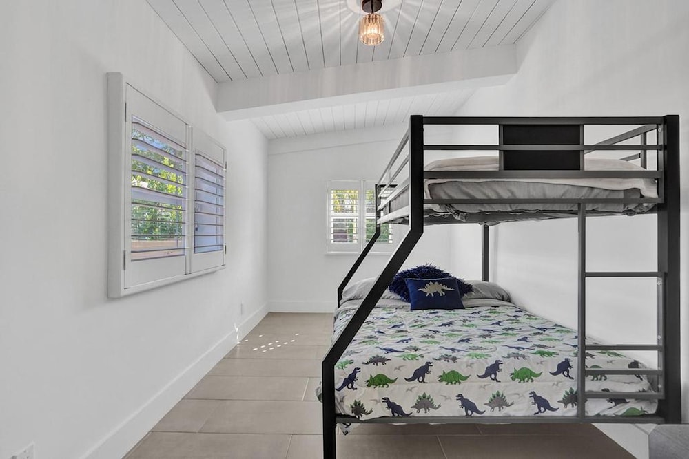 New Pool House 3-bedroom Home Victoria Park