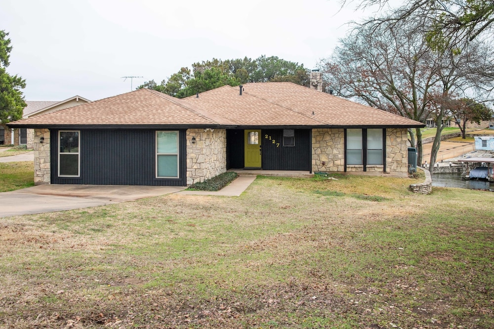 Lake House At Granbury 3 Bedroom Home