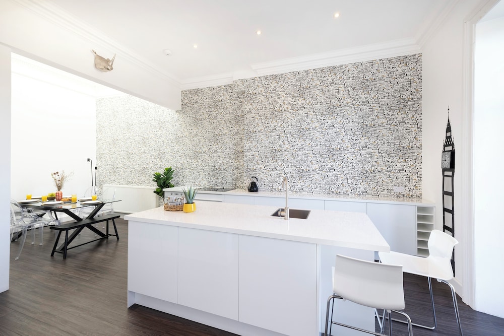 Delightful 3-bed Flat with Parking