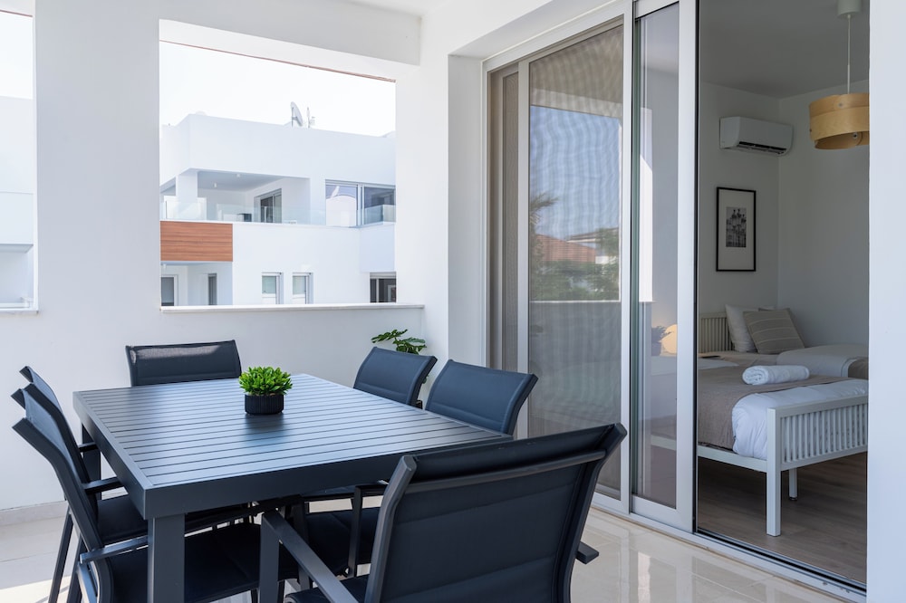Valleria - 2 BR Apt W Pool in Larnaca